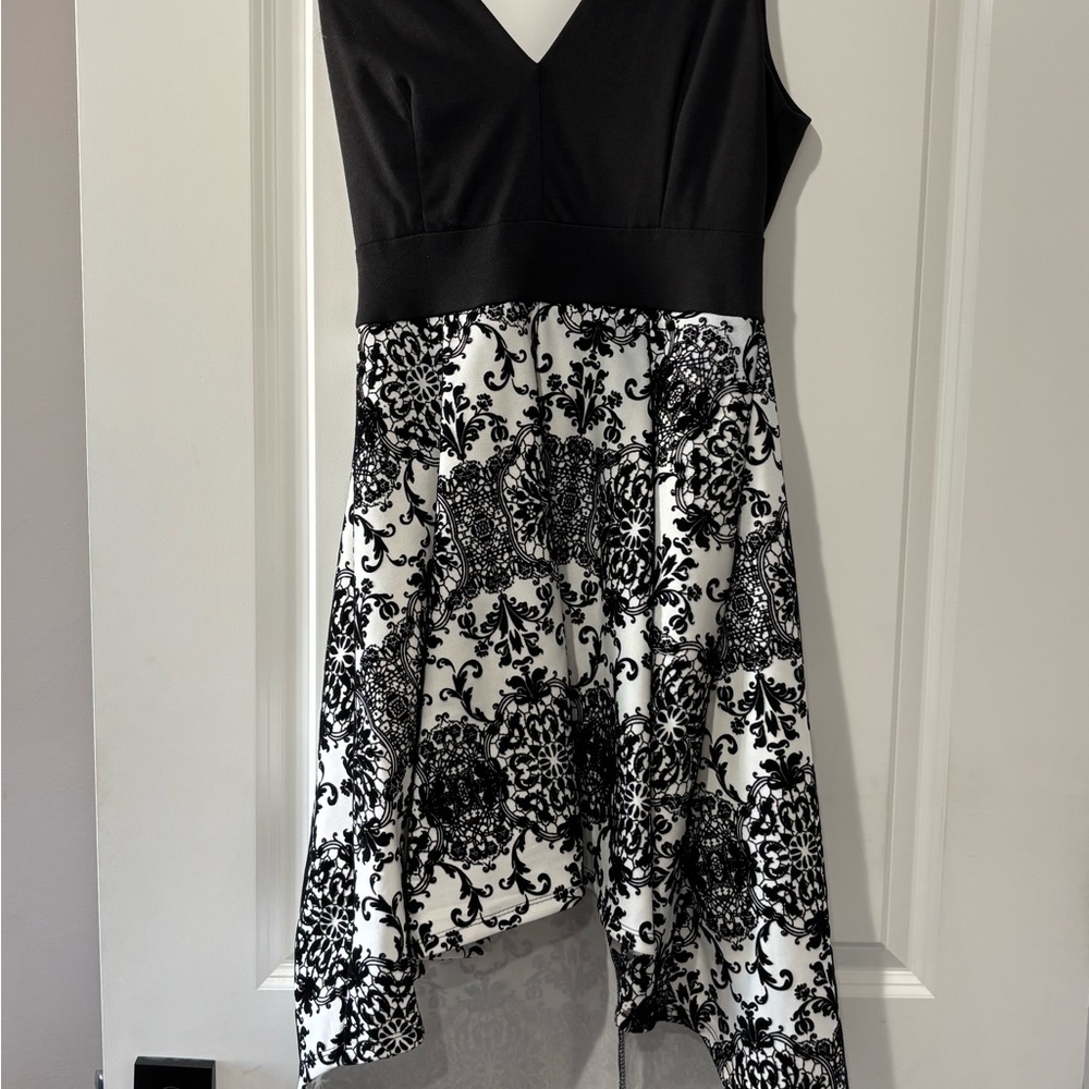 Elegant Black and White Sleeveless Dress
